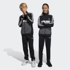 Dres Essentials 3-Stripes Tiberio. Brązowe spodnie dresowe damskie Adidas, bez wzorów, z dresówki. Za 249.00 zł.