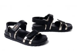 Artiker Relaks 58C0252 black/gold, sandały damskie. Czarne sandały damskie Artiker Relaks, bez wzorów, ze skóry, bez obcasa, na płaskiej podeszwie. Za 239.90 zł.