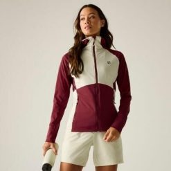 Damska bluza Evolving III z kapturem, elastyczna, w blokach kolorów. Czerwone bluzy z kapturem damskie Dare 2b, z elastanu. Za 379.99 zł.