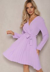 Jasnofioletowa Sukienka Plisowana z Materiałowym Paskiem Jaresa. Fioletowe sukienki damskie Renee, na imprezę, m, bez wzorów, z materiału, eleganckie, bez kołnierzyka, bez ramiączek, mini. W wyprzedaży za 65.99 zł.