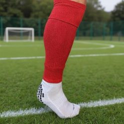 Getry piłkarskie czerwone skarpety bez stóp 42-47. Czerwone szorty męskie YAKIMASPORT, bez wzorów, z materiału, klasyczne. Za 19.99 zł.