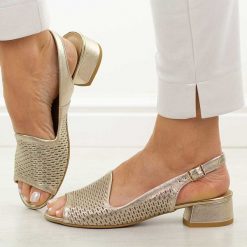Złote S ażurowe skórzane Polskie sandały damskie na obcasie Deoni D521C. Żółte sandały damskie Deoni, w ażurowe wzory, ze skóry, bez obcasa, na obcasie. Za 419.00 zł.