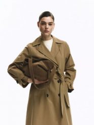 Zamszowa torebka hobo - beżowy. Brązowe torebki klasyczne damskie Reserved, bez wzorów, ze skóry, zamszowe, bez dodatków. Za 299.99 zł.