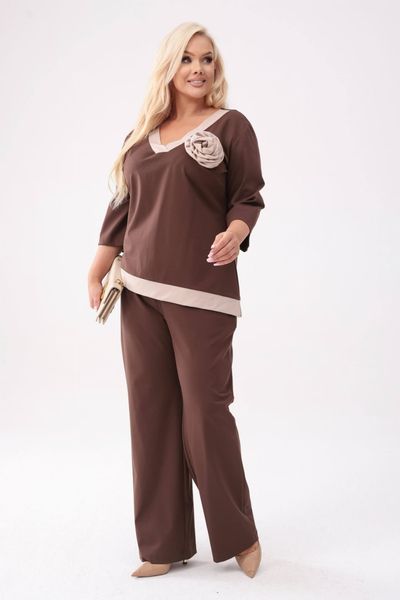 Elegancki komplet Adriana w odcieniach brązu - bluzka + długie spodnie PLUS SIZE XXL OVERSIZE JESIEŃ. Brązowe spodnie materiałowe damskie Moda Size Plus Iwanek, bez wzorów, z materiału, biznesowe, plus size. W wyprzedaży za 339.90 zł.