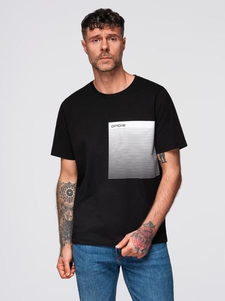 Męski t-shirt bawełniany z graficznym printem – czarny V2 - Rozmiar: XL. Czarne t-shirty męskie Ombre Clothing, m, bez wzorów, z bawełny, bez kołnierzyka. Za 124.99 zł.