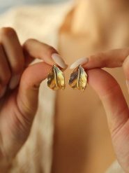 Pierres delicates Pozłacane kolczyki-wkrętki rozmiar: onesize. Żółte kolczyki damskie Pierres delicates, pozłacane. Za 34.99 zł.