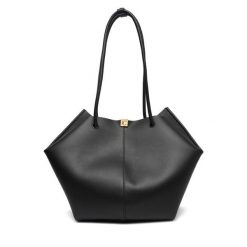 Torebka Coccinelle. Czarne torebki klasyczne damskie Coccinelle, bez wzorów, bez dodatków. Za 1,439.00 zł.