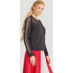 BLUZA KELLY Guess. Czarne bluzy bez kaptura damskie Guess, l, z koronki. Za 399.00 zł.