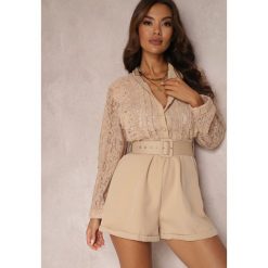 Ciemnobeżowy Kombinezon Olleiss. Brązowe kombinezony damskie Renee, m, z aplikacjami, z koronki, bez kołnierzyka, bez ramiączek, krótkie. Za 229.99 zł.