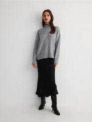 Sweter z kontrastową wstawką - szary. Szare swetry klasyczne damskie Reserved, l, z dzianiny, bez kołnierzyka. W wyprzedaży za 49.99 zł.