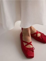 Baleriny z kokardą - czerwony. Czerwone baleriny damskie Reserved, bez wzorów, ze skóry, bez obcasa. W wyprzedaży za 99.99 zł.