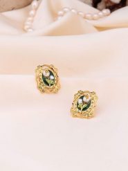 Pierres de Jade Pozłacane kolczyki-wkrętki z perłami rozmiar: onesize. Białe kolczyki damskie Pierres de Jade, z perłą, pozłacane. Za 39.99 zł.