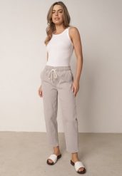 Szare Bawełniane Jeansy Typu Mom Fit z Wysokim Stanem i Sznurkiem Viviarinia. Szare jeansy damskie Born2be, z podwyższonym stanem. Za 129.99 zł.