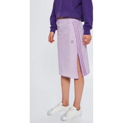 Adidas Originals - Spódnica. Fioletowe spódniczki damskie adidas Originals, bez wzorów, z bawełny, z podwyższonym stanem, midi, proste. W wyprzedaży za 139.90 zł.