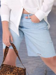 Szorty jeansowe high waist PLUS SIZE - niebieski. Niebieskie szorty damskie Sinsay, bez wzorów, z jeansu, z podwyższonym stanem. W wyprzedaży za 45.99 zł.