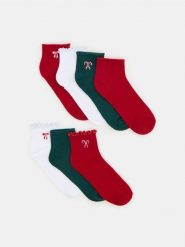 Prążkowane skarpetki z motywem świątecznym 7 pack - wielobarwny. Skarpetki damskie Sinsay, bez wzorów, prążkowane. W wyprzedaży za 10.99 zł.