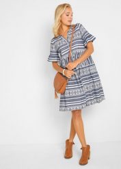 Sukienka shirtowa z lejącego materiału z wiskozą. Białe sukienki damskie bonprix, bez wzorów, z wiskozy, bez kołnierzyka, bez ramiączek, mini. Za 84.99 zł.