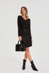 Ołówkowa spódnica czarna. Czarne spódniczki damskie MOODO, bez wzorów, z elastanu, ołówkowe. Za 129.99 zł.