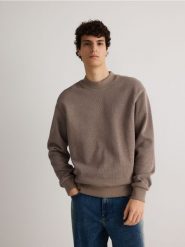 Bluza ze strukturalnej dzianiny - brązowy. Brązowe bluzy bez kaptura męskie Reserved, l, z dzianiny. W wyprzedaży za 79.99 zł.