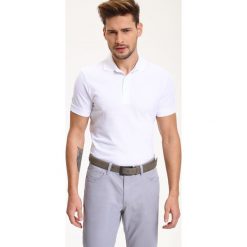 T-SHIRT MĘSKI POLO ZE STRUKTURALNEJ DZIANINY. Białe koszulki polo męskie TOP SECRET, m, bez wzorów, z bawełny, bez ramiączek. W wyprzedaży za 29.99 zł.
