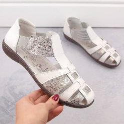 Skórzane sandały damskie zabudowane białe T.Sokolski L25-622. Białe sandały damskie T.Sokolski, bez wzorów, ze skóry, bez obcasa. Za 125.99 zł.