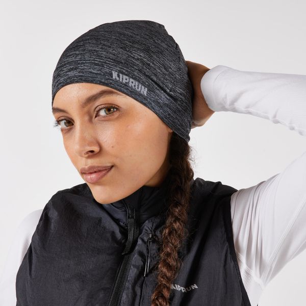 Czapka do biegania Kiprun seamless. Szare czapki męskie KIPRUN, z elastanu. Za 29.99 zł.