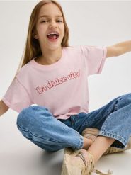 Bawełniany t-shirt z nadrukiem - różowy. Czerwone koszulki dziewczęce Reserved, bez wzorów, z bawełny, bez ramiączek. Za 19.99 zł.