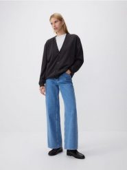Rozpinany sweter z wełny merino - ciemnoszary. Szare kardigany męskie Reserved, l, bez wzorów, z wełny, bez kołnierzyka. W wyprzedaży za 159.99 zł.