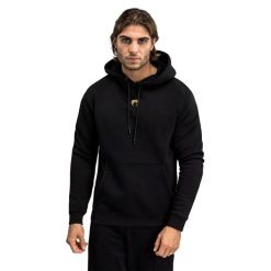 Bluza męska Venum X Tekken 8 - Marshall Law Hoodie. Czarne bluzy bez kaptura męskie VENUM, bez wzorów, sportowe, bez kołnierzyka, bez ramiączek. Za 449.99 zł.