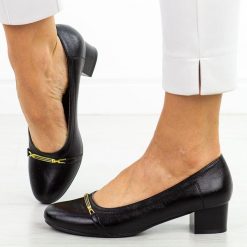 Czarne czółenka damskie na obcasie M.Daszyński Sa210-12. Czarne czółenka damskie M.Daszyński, z aplikacjami, ze skóry, z okrągłym noskiem, bez obcasa, na obcasie. Za 179.00 zł.