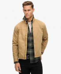 Superdry Klasyczna kurtka Harrington bawełniana - Canyon Beige. Brązowe kurtki damskie Superdry., l, bez wzorów, z bawełny, klasyczne, bez kaptura. Za 568.05 zł.