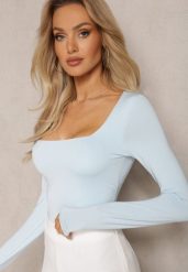 Jasnoniebieska Bluzka Seliusei. Niebieskie bluzki damskie Renee, l, bez wzorów, z dzianiny, klasyczne, bez kołnierzyka, bez ramiączek. Za 69.99 zł.