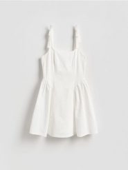 Sukienka mini - biały. Białe sukienki damskie Reserved, l, bez wzorów, z tkaniny, bez kołnierzyka, bez ramiączek, mini, rozkloszowane. Za 99.99 zł.