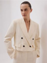 Krótka marynarka - złamana biel. Marynarki i żakiety damskie Reserved, l, bez wzorów, z tkaniny. Za 229.99 zł.