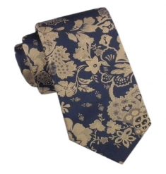 Elegancki Męski Krawat - Alties - Granatowy w Beżowe Kwiaty. Niebieskie krawaty i muchy męskie Alties, bez wzorów, z tkaniny, eleganckie. Za 49.00 zł.