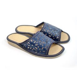 Kapcie klapki damskie R.40 ażurowe wygodne lekkie profilowane KD-02-DB-40. Niebieskie klapki damskie w ażurowe wzory, z lakierowanej skóry, bez obcasa. Za 23.37 zł.