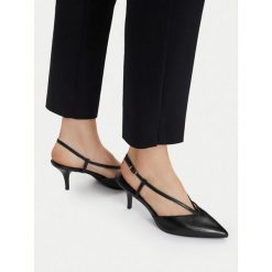 Czółenka Tamaris. Czarne czółenka damskie Tamaris, bez wzorów, bez obcasa. Za 242.99 zł.