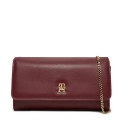 Torebka Tommy Hilfiger. Czerwone torebki klasyczne damskie Tommy Hilfiger, bez wzorów, wizytowe, bez kołnierzyka, bez ramiączek. Za 349.99 zł.