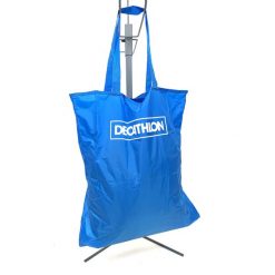 Składana torba na zakupy. Torebki klasyczne damskie Decathlon, bez wzorów, z materiału, bez dodatków. Za 5.99 zł.