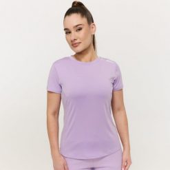 Koszulka damska fitness regular lawendowa Limitless. Fioletowe bluzki sportowe damskie GYMBEAM, uniwersalny, bez wzorów, z elastanu, bez ramiączek. Za 76.90 zł.