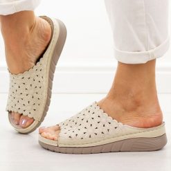 Beżowe klapki damskie Vinceza 85207. Brązowe klapki damskie VINCEZA, bez wzorów, z jeansu, bez obcasa. Za 139.00 zł.