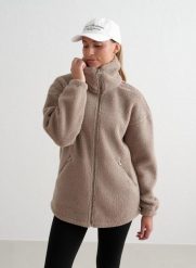 Damska kurtka z polarową podszewką, oversize'owa, Pile Jacket ciemna glina. Brązowe kurtki damskie Aim'n, s, bez wzorów, z materiału, bez kaptura. Za 593.00 zł.