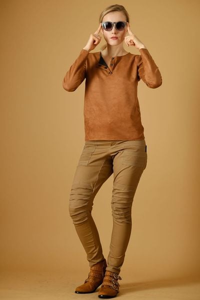 Bluzka karmelowa damska. Brązowe bluzki damskie Hultaj Polski, l, bez wzorów, z dzianiny, bez kołnierzyka, bez ramiączek. Za 169.00 zł.