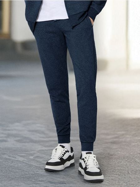 Spodnie dresowe slim jogger - niebieski. Niebieskie spodnie sportowe męskie Sinsay, z dresówki. W wyprzedaży za 17.99 zł.