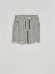 Strukturalne szorty regular - ciemnoszary. Szare szorty męskie Reserved, bez wzorów, z dzianiny. W wyprzedaży za 69.99 zł.