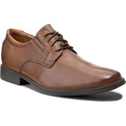 Półbuty CLARKS - Tilden Plain 261300977 Dark Tan Leather. Brązowe buty wizytowe męskie Clarks, z materiału, bez zapięcia. W wyprzedaży za 199.00 zł.