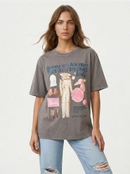 Bawełniana koszulka z nadrukiem Barbie - szary. Szare t-shirty damskie Sinsay, l, bez wzorów, z bawełny, bez kołnierzyka. Za 39.99 zł.