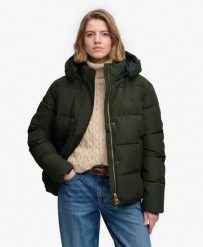 Superdry Pikowana kurtka puchowa z kapturem z recyklingowanego poliestru –. Zielone kurtki damskie Superdry., bez wzorów, z materiału, z kapturem. Za 651.60 zł.