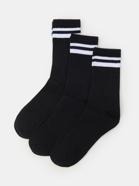 Prązkowane skarpetki 3 pack - czarny. Czarne skarpetki damskie Sinsay, bez wzorów, prążkowane. Za 15.99 zł.