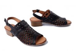PIAZZA 910055-01 schwarz, sandały damskie. Czarne sandały damskie Piazza, w ażurowe wzory, z gumy, bez obcasa, na obcasie. Za 299.90 zł.